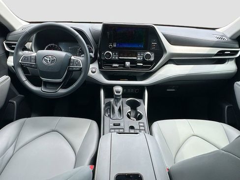 Used 2024 Toyota Highlander XLE AWD/4WD image 28