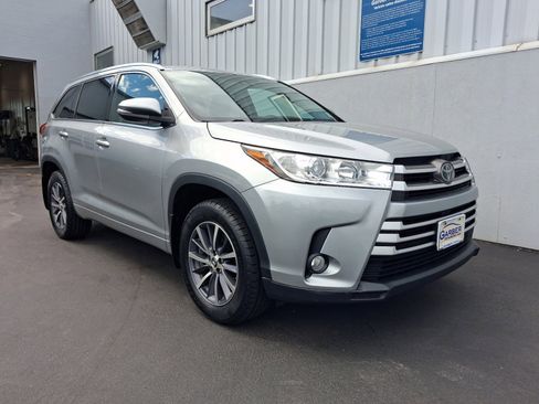 Used 2017 Toyota Highlander XLE w/ Carpet Mat Package AWD/4WD image 7