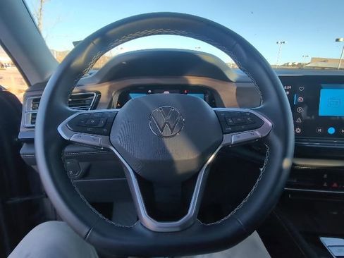 Used 2025 Volkswagen Atlas SE image 14