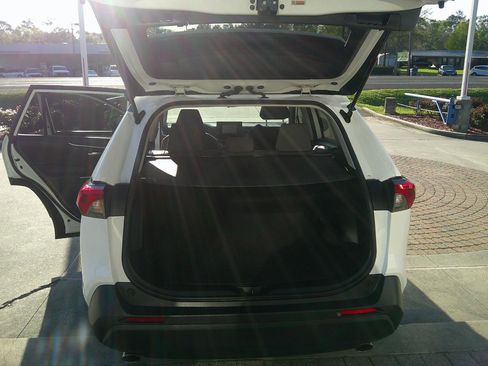 Used 2022 Toyota RAV4 XLE image 15