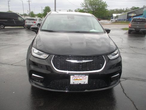 Used 2023 Chrysler Pacifica Touring-L FWD image 11