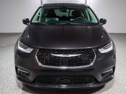 Used 2023 Chrysler Pacifica Touring-L FWD image 4