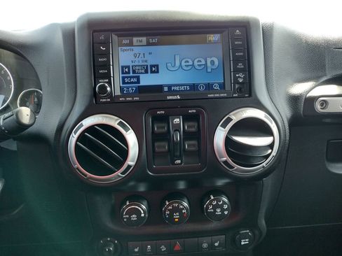 Used 2015 Jeep Wrangler Unlimited Rubicon w/ Connectivity Group AWD/4WD image 25