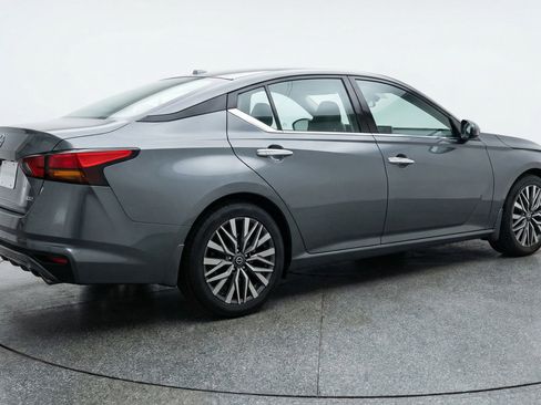 Used 2025 Nissan Altima 2.5 SV FWD image 9