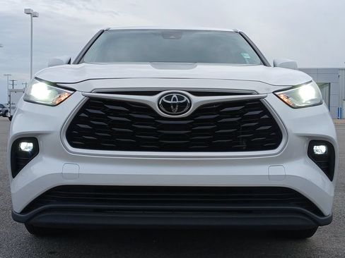 Used 2024 Toyota Highlander LE FWD image 32