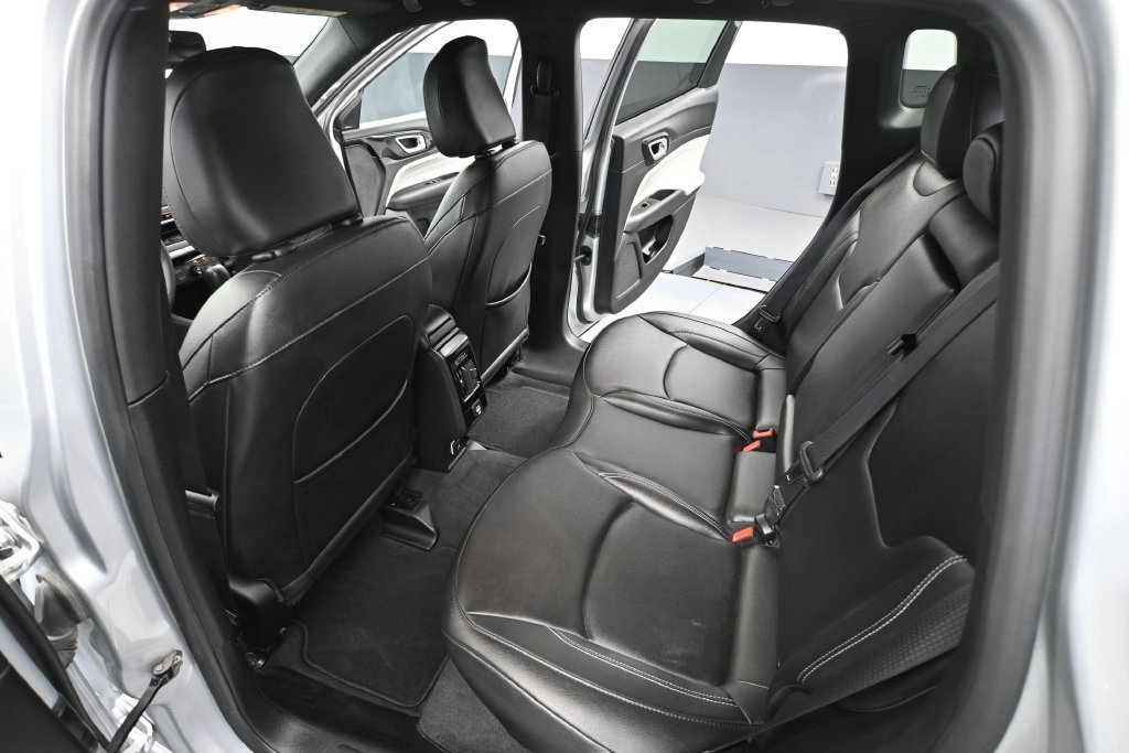 Used 2025 Jeep Compass Limited AWD/4WD image 29