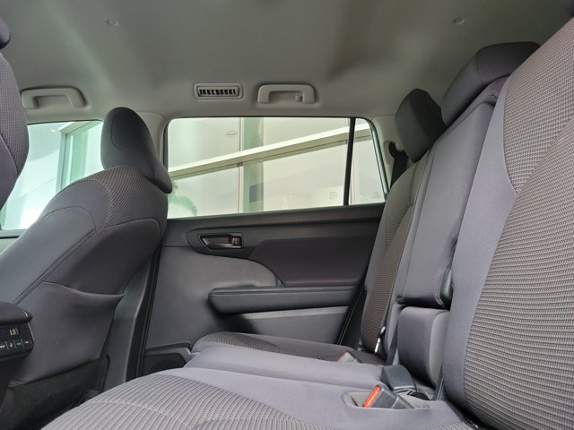 Used 2022 Toyota Highlander L FWD image 12