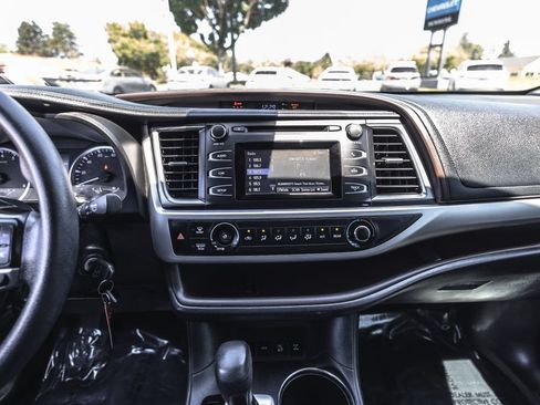Used 2019 Toyota Highlander LE AWD/4WD image 26
