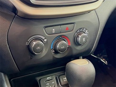 Used 2018 Jeep Cherokee Latitude image 13