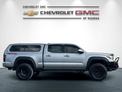 Used 2021 Toyota Tacoma TRD Off-Road image 2