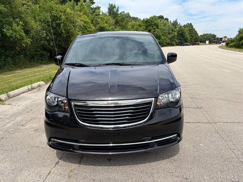 Used 2016 Chrysler Town & Country S FWD image 8