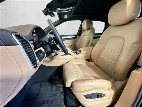 Used 2023 Porsche Cayenne AWD/4WD image 5