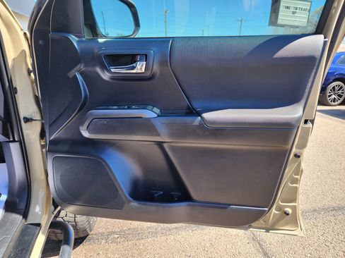 Used 2018 Toyota Tacoma TRD Off-Road w/ Technology Package AWD/4WD image 9