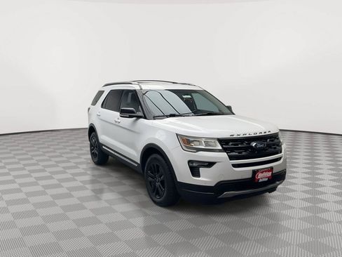 Used 2018 Ford Explorer XLT w/ Equipment Group 202A AWD/4WD image 38