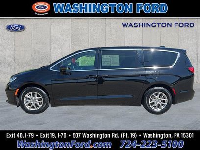 Used 2025 Chrysler Pacifica Select