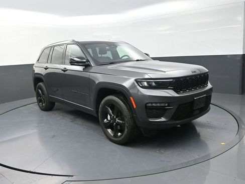 Used 2025 Jeep Grand Cherokee Limited w/ Black Appearance Package AWD/4WD image 10