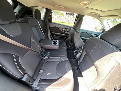 Used 2015 Jeep Cherokee Latitude FWD image 23
