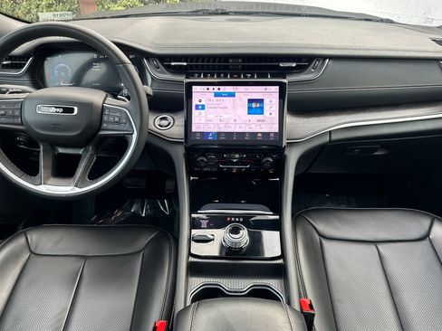 Used 2024 Jeep Grand Cherokee L Limited w/ Luxury Tech Group II image 3