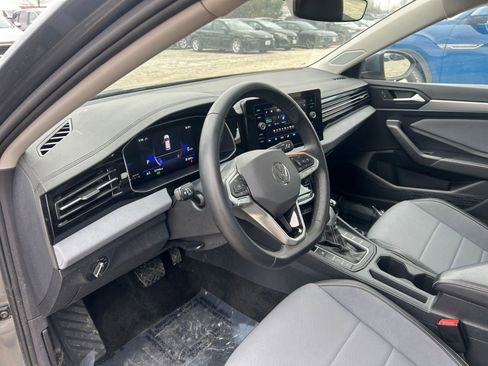 Used 2025 Volkswagen Jetta SE image 36