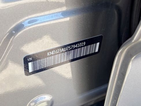Used 2025 Kia Soul LX w/ LX Technology Package FWD image 28