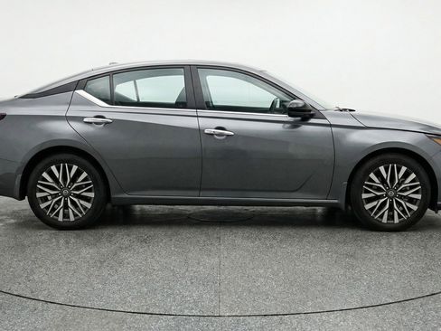 Used 2025 Nissan Altima 2.5 SV image 11