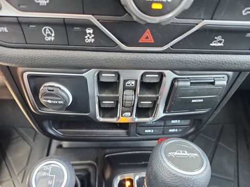 Used 2025 Jeep Gladiator Sport AWD/4WD image 16