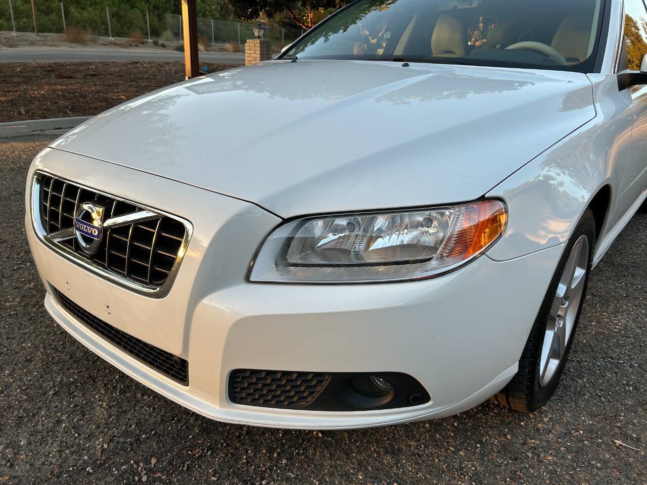 Used 2010 Volvo V70 FWD image 5