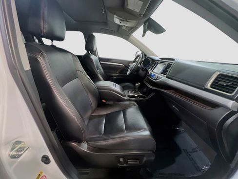 Used 2019 Toyota Highlander XLE FWD image 21