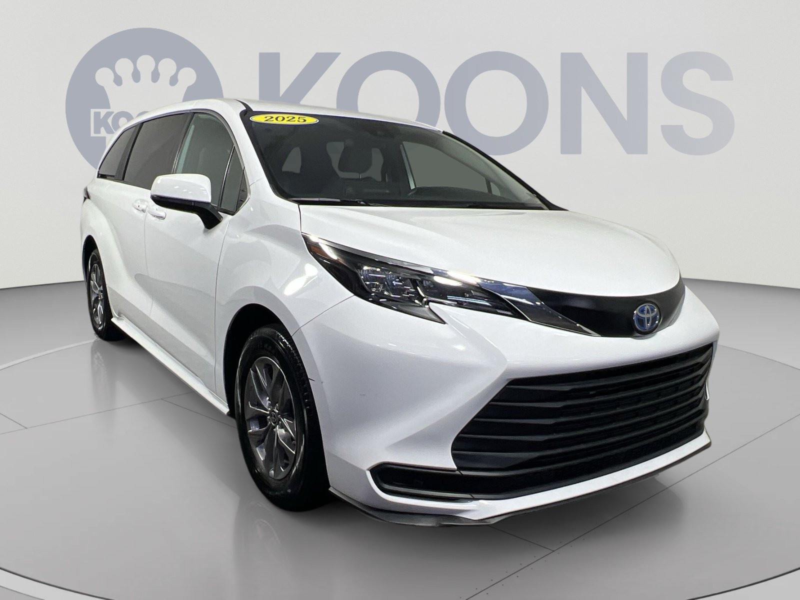 Used 2025 Toyota Sienna LE FWD image 10