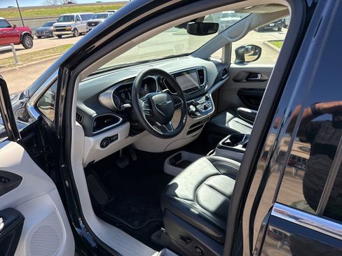 Used 2023 Chrysler Pacifica Touring-L image 20