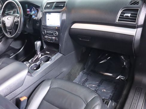 Used 2017 Ford Explorer XLT w/ Equipment Group 202A AWD/4WD image 46