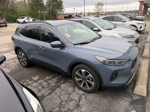 Used 2024 Ford Escape Platinum w/ Premium Technology Package image 2
