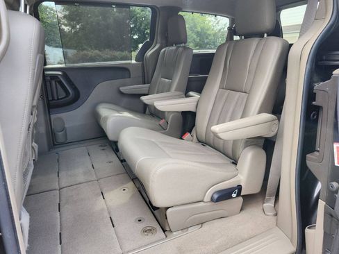Used 2015 Chrysler Town & Country Touring-L w/ Driver Convenience Group FWD image 5