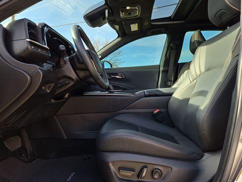 Used 2023 Toyota Crown Limited image 16