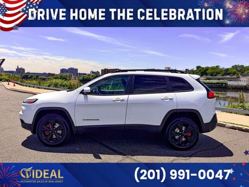 Used 2016 Jeep Cherokee Latitude w/ Cold Weather Group AWD/4WD image 4