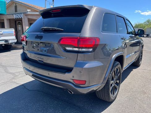 Used 2017 Jeep Grand Cherokee Altitude RWD image 5