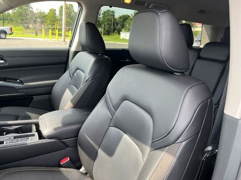 Certified 2025 Nissan Pathfinder SL w/ Cargo Package FWD image 12