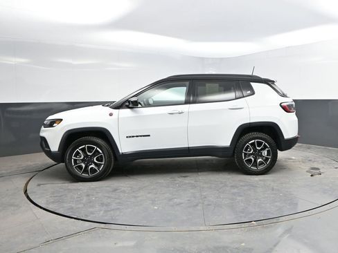 Used 2025 Jeep Compass Trailhawk AWD/4WD image 6