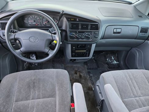 Used 2000 Toyota Sienna LE FWD image 13
