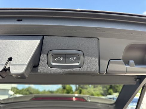 Used 2022 Volvo XC60 B5 Momentum w/ Climate Package FWD image 30