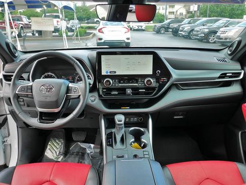 Used 2023 Toyota Highlander XSE FWD image 20