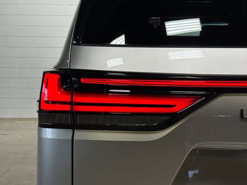 Used 2022 Lexus LX 600 4WD w/ Accessory Package (Z1) image 11