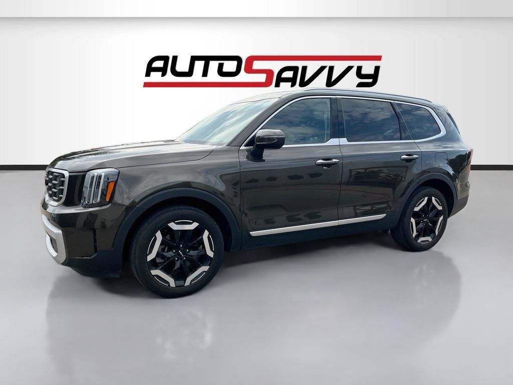 Used 2023 Kia Telluride S FWD image 3