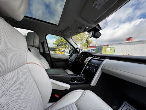 Used 2017 Land Rover Discovery HSE Luxury image 14