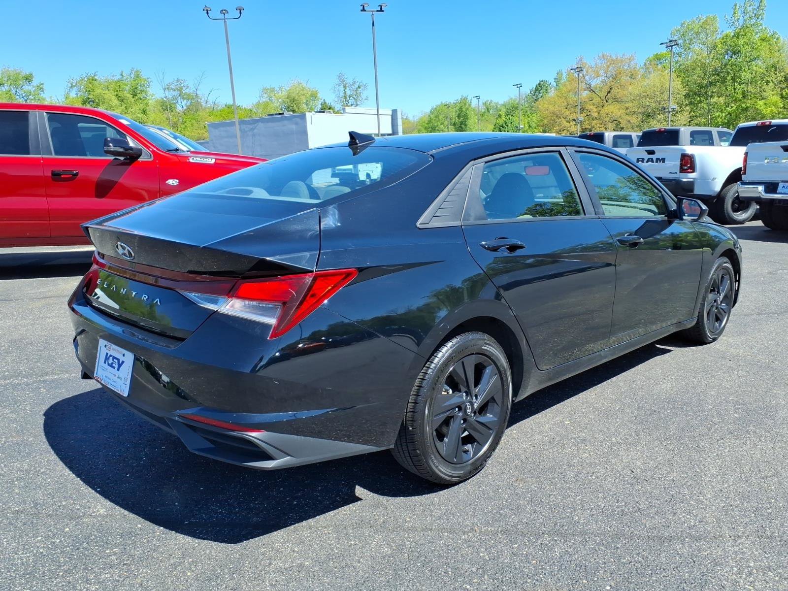 Used 2023 Hyundai Elantra SEL w/ Cargo Package FWD image 7