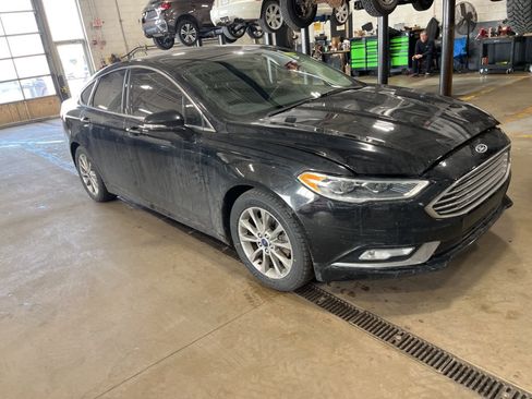 Used 2017 Ford Fusion SE w/ Fusion SE Technology Package image 18