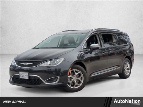 Used 2018 Chrysler Pacifica Limited image 1