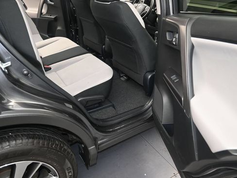 Used 2017 Toyota RAV4 XLE FWD image 13