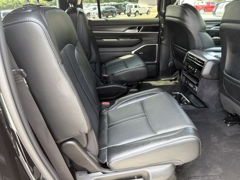 Used 2024 Jeep Wagoneer Series III AWD/4WD image 18