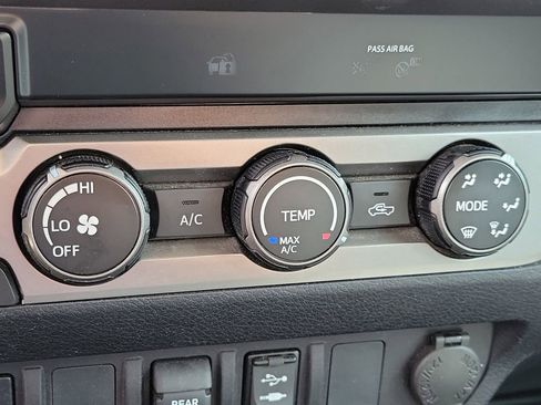 Used 2019 Toyota Tacoma SR5 AWD/4WD image 29